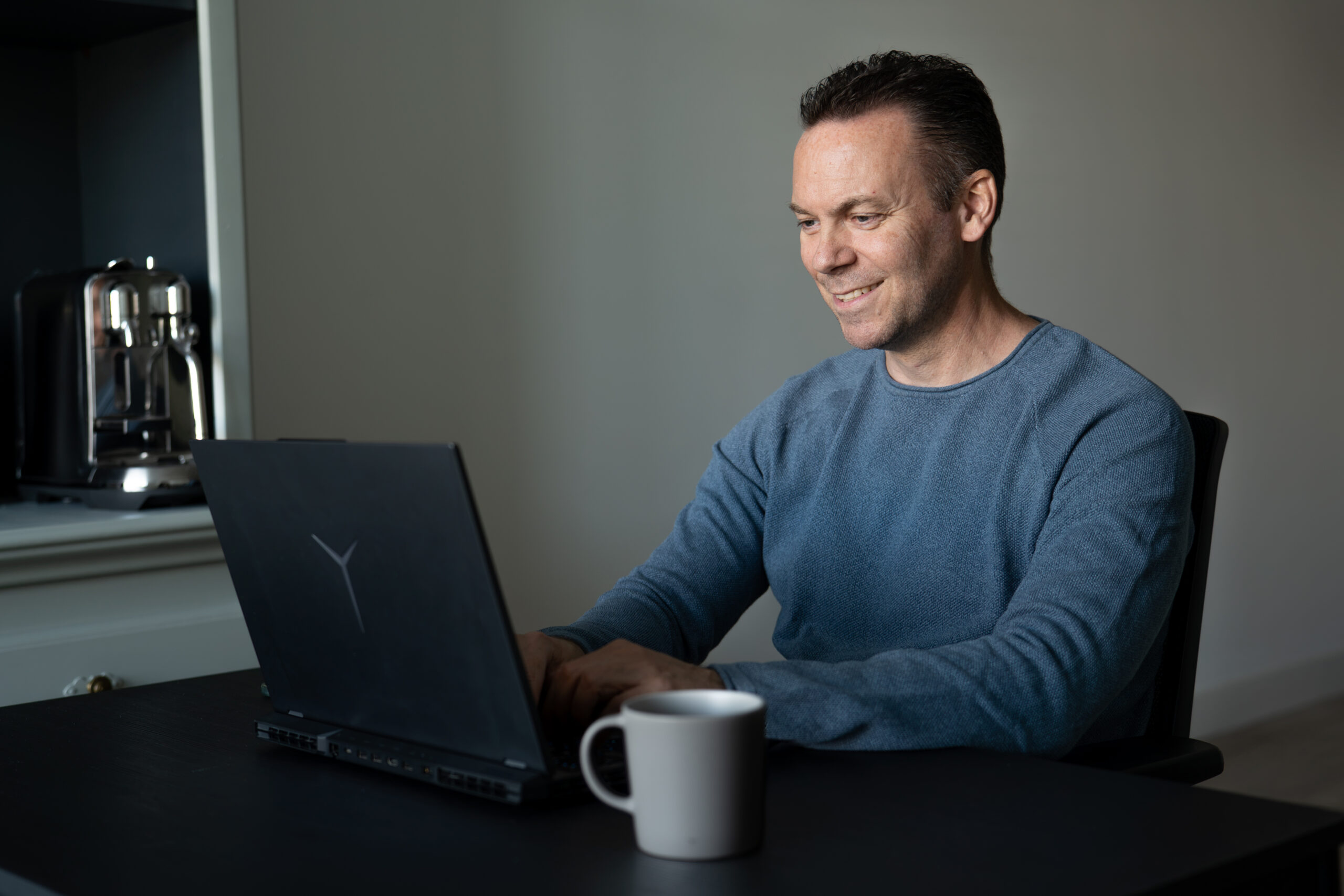 Robin Smits, oprichter van LUMI ML Consulting, achter zijn laptop.